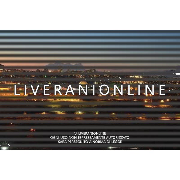 (121025) -- JERUSALEM, Oct. 25, 2012 () -- Photo taken on Oct. 25, 2012 shows the Old City of Jerusalem after sunset, ahead of the Eid al-Adha festival. (/Yin Dongxun) ©photoshot/Agenzia Aldo Liverani Sas - ITALY ONLY - La Citta\' Vecchia di Gerusalemme illuminata dopo il tramonto