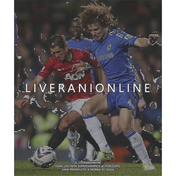 (121101) -- LONDON, Nov. 1, 2012 () -- David Luiz (R) of Chelsea vies with Javier Hernandez of Manchester United during the Capital One Cup Fourth Round match between Chelsea and Manchester United in London, Britain, on Oct. 31, 2012. Chelsea won 5-4. (/Wang Lili) FOR EDITORIAL USE ONLY. NOT FOR SALE FOR MARKETING OR ADVERTISING CAMPAIGNS. NO USE WITH UNAUTHORIZED AUDIO, VIDEO, DATA, FIXTURE LISTS, CLUB/LEAGUE LOGOS OR \'LIVE\' SERVICES. ONLINE IN-MATCH USE LIMITED TO 45 IMAGES, NO VIDEO EMULATION. NO USE IN BETTING, GAMES OR SINGLE CLUB/LEAGUE/PLAYER PUBLICATIONS. AG ALDO LIVERANI S A S ONLY ITALY