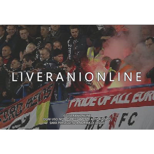(121101) -- LONDON, Nov. 1, 2012 () -- The staff put out the flare on the stand during the Capital One Cup Fourth Round match between Chelsea and Manchester United in London, Britain, on Oct. 31, 2012. Manchester United lost 4-5. (/Wang Lili) FOR EDITORIAL USE ONLY. NOT FOR SALE FOR MARKETING OR ADVERTISING CAMPAIGNS. NO USE WITH UNAUTHORIZED AUDIO, VIDEO, DATA, FIXTURE LISTS, CLUB/LEAGUE LOGOS OR \'LIVE\' SERVICES. ONLINE IN-MATCH USE LIMITED TO 45 IMAGES, NO VIDEO EMULATION. NO USE IN BETTING, GAMES OR SINGLE CLUB/LEAGUE/PLAYER PUBLICATIONS. AG ALDO LIVERANI S A S ONLY ITALY
