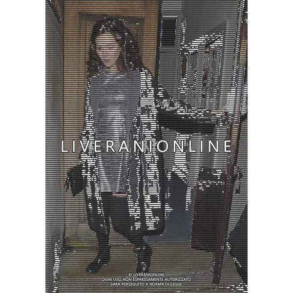 Anna Friel departed after the evening performance of \'Uncle Vanya\', Vaudeville Theatre, The Strand, London, England, Mon/05th/Nov/2012. ©photoshot/AGENZIA ALDO LIVERANI SAS - ITALY ONLY - EDITORIAL USE ONLY