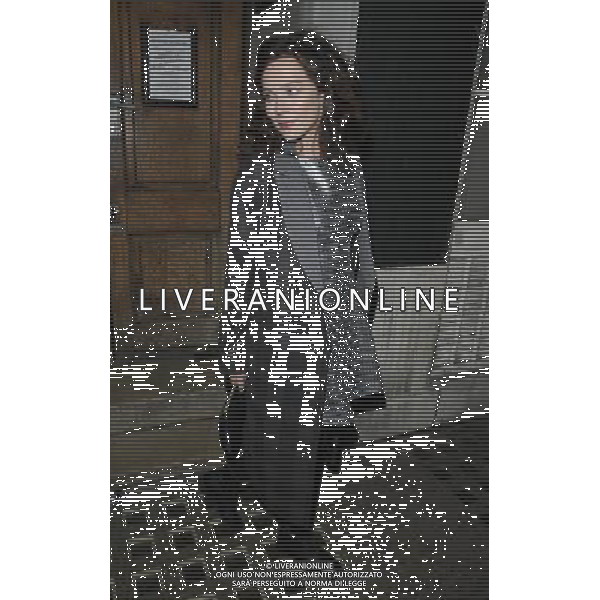 Anna Friel departed after the evening performance of \'Uncle Vanya\', Vaudeville Theatre, The Strand, London, England, Mon/05th/Nov/2012. ©photoshot/AGENZIA ALDO LIVERANI SAS - ITALY ONLY - EDITORIAL USE ONLY