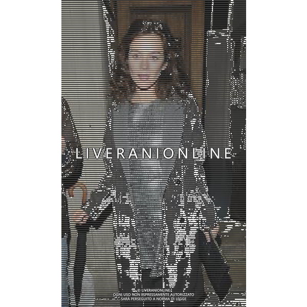 Anna Friel departed after the evening performance of \'Uncle Vanya\', Vaudeville Theatre, The Strand, London, England, Mon/05th/Nov/2012. ©photoshot/AGENZIA ALDO LIVERANI SAS - ITALY ONLY - EDITORIAL USE ONLY