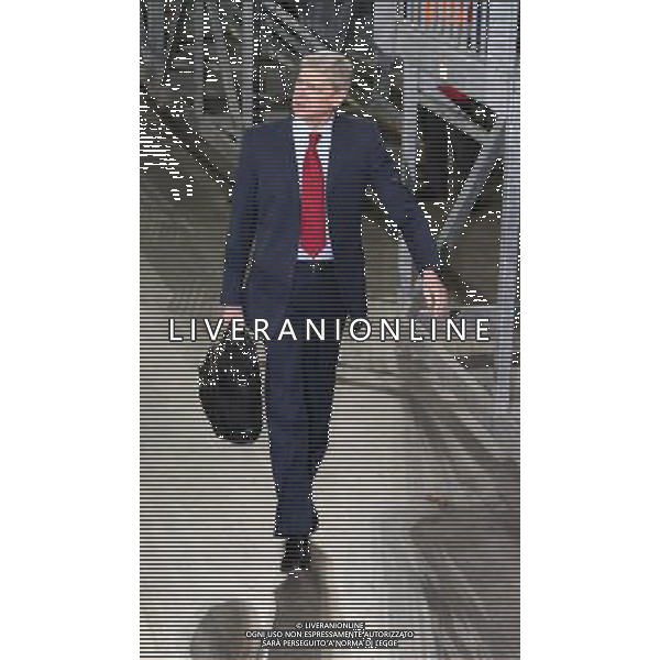 firo FuÃŸball,Fussball, 06.11.2012 Champions League, CHL Gruppe B, Saison 2012/2013 FC Schalke 04 - Arsenal London(2:2) Arsenal, Trainer, Arsene Wenger, ganze FIgur, mit Aktentasche $worldrightsEs gelten unsere AGB, einsehbar auf www.firosportphoto.de copyright by firo sportphoto: Coesfelder Str. 207 D- 48249 DÃ¼lmen www.firosportphoto.de mail@firosportphoto.de (V o l k s b a n k B o c h u m - W i t t e n ) BLZ.: 430 601 29 Kt. Nr.: 341 117 100 Tel: +49-2594 - 9916004 Fax: +49-2594 - 9916005 AG ALDO LIVERANI S A S ONLY ITALY