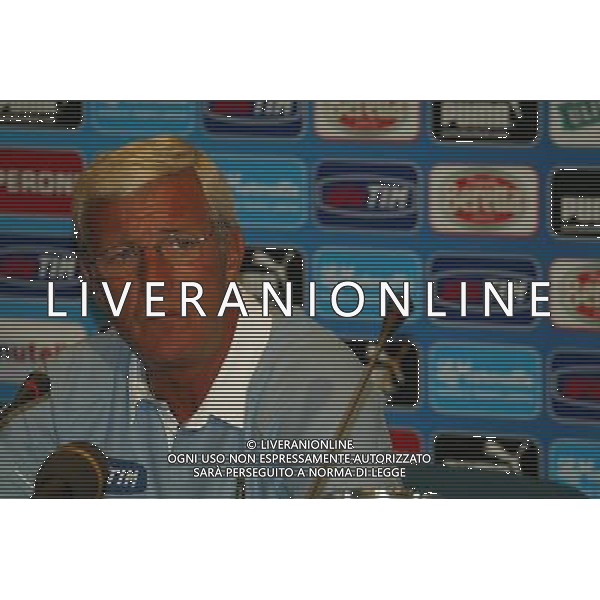 RADUNO ALLENAMENTO DELLA NAZIONALE ITALIANA A COVERCIANO 16/08/2004 NELLA FOTO MARCELLO LIPPI IN CONFERENZA STAMPA FOTO GIANNI NUCCI/AG ALDO LIVERANI