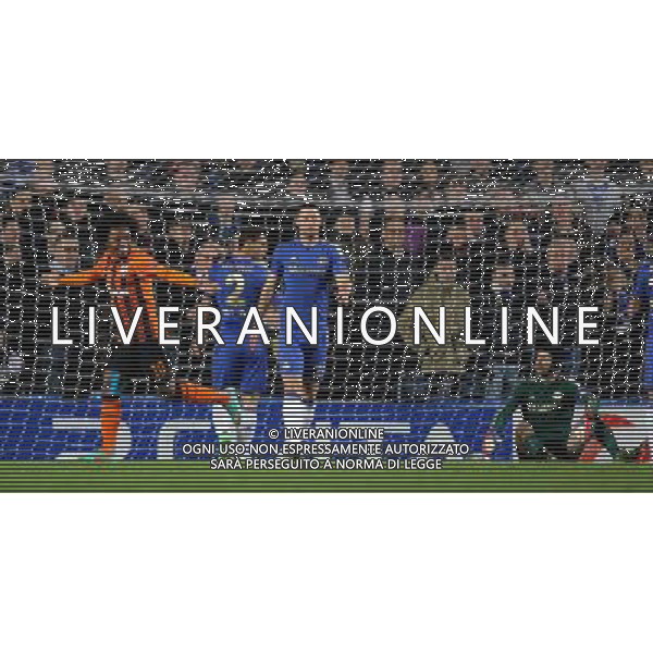 Shakhtar Donetsk\'s Willian scores his sides first goal 1-1 Football - UEFA Champions League Group E - Chelseav Shakhtar Donetsk - Wednesday 7th November 2012 - Stamford Bridge - London © CameraSport - 43 Linden Ave. Countesthorpe. Leicester. England. LE8 5PG - Tel: +44 (0) 116 277 4147 - admin@camerasport.com - www.camerasport.com AG ALDO LIVERANI S A S ONLY ITALY