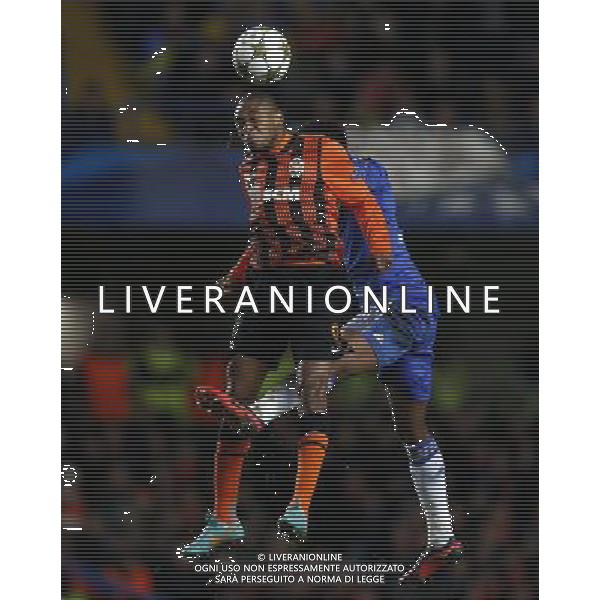 (121108) -- LONDON, Nov. 8, 2012 () -- Luiz Adriano of Shakhtar Donetsk (Front) heads with Chelsea\'s John Obi Mikel during their UEFA Champions League Group E match in London, Britain, on Nov. 7, 2012. Chelsea won 3-2. (/Wang Lili) AG ALDO LIVERANI S A S ONLY ITALY