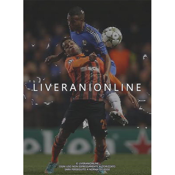 (121108) -- LONDON, Nov. 8, 2012 () -- Chelsea\'s Ryan Bertrand (Top) heads with Alex Teixeira of Shakhtar Donetsk during their UEFA Champions League Group E match in London, Britain, on Nov. 7, 2012. Chelsea won 3-2. (/Wang Lili) AG ALDO LIVERANI S A S ONLY ITALY