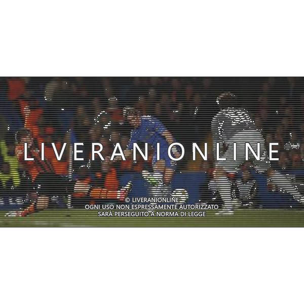(121108) -- LONDON, Nov. 8, 2012 () -- Chelsea\'s Fernando Torres (C) shoots during the UEFA Champions League Group E match between Chelsea and Shakhtar Donetsk in London, Britain, on Nov. 7, 2012. Chelsea won 3-2. (/Wang Lili) AG ALDO LIVERANI S A S ONLY ITALY