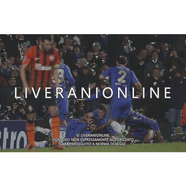 (121108) -- LONDON, Nov. 8, 2012 () -- Chelsea\'s Victor Moses (Bottom) celebrates his goal with teammates during the UEFA Champions League Group E match between Chelsea and Shakhtar Donetsk in London, Britain, on Nov. 7, 2012. Chelsea won 3-2. (/Wang Lili) AG ALDO LIVERANI S A S ONLY ITALY