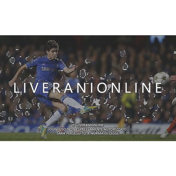 (121108) -- LONDON, Nov. 8, 2012 () -- Chelsea\'s Oscar dos Santos Emboaba Jior scores during the UEFA Champions League Group E match between Chelsea and Shakhtar Donetsk in London, Britain, on Nov. 7, 2012. Chelsea won 3-2. (/Wang Lili) AG ALDO LIVERANI S A S ONLY ITALY