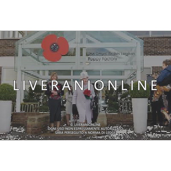 Britain\'s Queen Elizabeth II leaves The Poppy Factory after seeing the manufacturing of the iconic red emblem of the British Legion\'s annual poppy appeal at the company headquarters in Richmond, London on November 7, 2012 in London, England. The Poppy Factory has been one of the official manufacturers of the poppy since 1922 and has made 12 million poppies and 107,000 wreaths in 2012 alone. The Poppy Factory also helps wounded veterans and dependents of service personnel find employment with companies across the UK. ©photoshot/Agenzia Aldo Liverani Sas - ITALY ONLY - REALI INGLESI: La Regina Elisabetta II d\'inghilterra durante una visita alla Fabbrica di fiori di papavero presso la sede sociale a Richmond, Londra il 7 novembre 2012