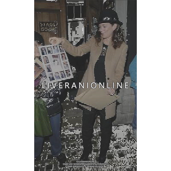 Anna Friel departed after the \'Uncle Vanya\' evening performance, Vaudeville Theatre, The Strand, London, England, Tue/13th/Nov/2012. ©PHOTOHSOT/AGENZIA ALDO LIVERANI SAS - ITALY ONLY - EDITORIAL USE ONLY