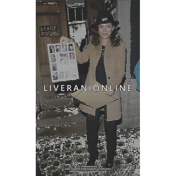 Anna Friel departed after the \'Uncle Vanya\' evening performance, Vaudeville Theatre, The Strand, London, England, Tue/13th/Nov/2012. ©PHOTOHSOT/AGENZIA ALDO LIVERANI SAS - ITALY ONLY - EDITORIAL USE ONLY