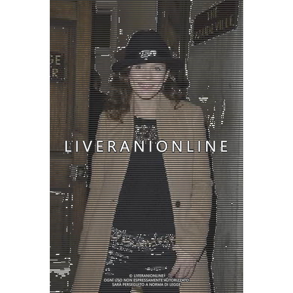 Anna Friel leaving the Vaudeville Theatre in London, after her performance in the play \'Uncle Vanya\'. 13th November 2012. ©PHOTOHSOT/AGENZIA ALDO LIVERANI SAS - ITALY ONLY - EDITORIAL USE ONLY