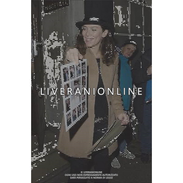 Anna Friel leaving the Vaudeville Theatre in London, after her performance in the play \'Uncle Vanya\'. 13th November 2012. ©PHOTOHSOT/AGENZIA ALDO LIVERANI SAS - ITALY ONLY - EDITORIAL USE ONLY