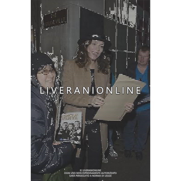 Anna Friel leaving the Vaudeville Theatre in London, after her performance in the play \'Uncle Vanya\'. 13th November 2012. ©PHOTOHSOT/AGENZIA ALDO LIVERANI SAS - ITALY ONLY - EDITORIAL USE ONLY