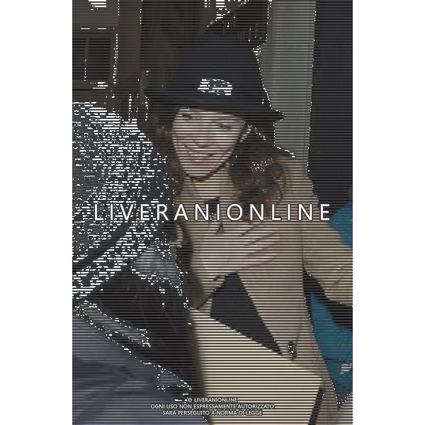 Anna Friel leaving the Vaudeville Theatre in London, after her performance in the play \'Uncle Vanya\'. 13th November 2012. ©PHOTOHSOT/AGENZIA ALDO LIVERANI SAS - ITALY ONLY - EDITORIAL USE ONLY