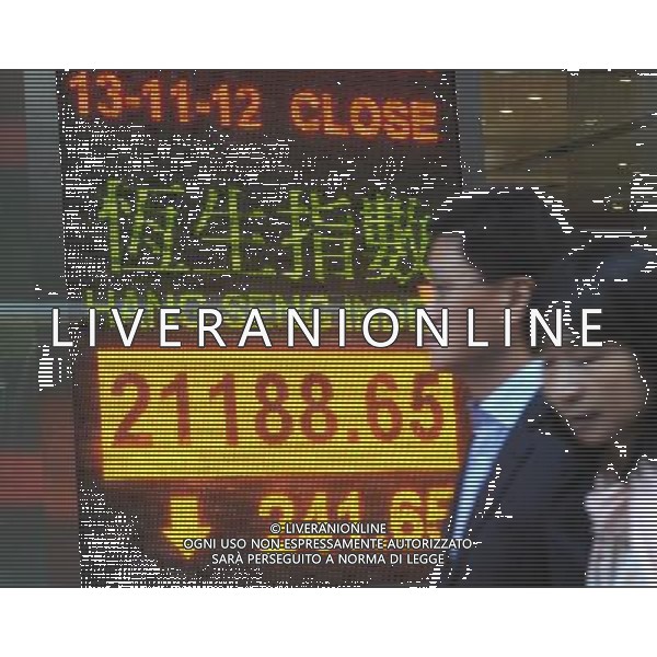 (121113) -- HONG KONG, Nov. 13, 2012 () -- Pedestrians walk past an electronic board showing the Hang Seng Index in Hong Kong, South China, Nov. 13, 2012. Hong Kong\'s benchmark Hang Seng Index dropped 241.65 points to close at 21,188.65 points on Tuesday. (/Wong Pun Keung)(yxb) ©photohsot/AGENZIA ALDO LIVERANI SAS - ITALY ONLY - Tabellone elettronico che mostra l\'indice della Borsa di Hong Kong - Cina