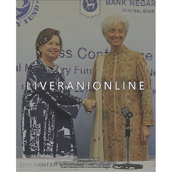 (121114) -- KUALA LUMPUR, Nov. 14, 2012 () -- Managing director of the the International Monetary Fund (IMF) Christine Lagarde (R) shakes hands with Governor of Bank Negara Malaysia Zeti Akhtar Aziz during a press conference in Kuala Lumpur, capital of Malaysia, on Nov. 14, 2012. (/Lin Hao) (syq) AG ALDO LIVERANI S A S ONLY ITALY