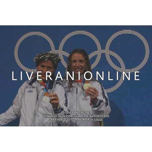 OLIMPIADI DI ATENE 18/08/2004 FINALE FIORETTO FEMMINILE GIOVANNA TRILLINI - VALENTINA VEZZALI NELLA FOTO VALENTINA VEZZALI CON GIOVANNA TRILLINI FOTO MARCO LUZZANI/AG ALDO LIVERANI