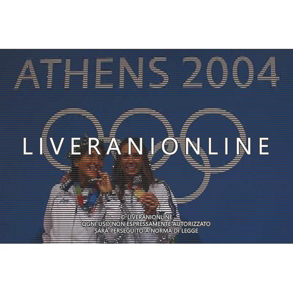 OLIMPIADI DI ATENE 18/08/2004 FINALE FIORETTO FEMMINILE GIOVANNA TRILLINI - VALENTINA VEZZALI NELLA FOTO VALENTINA VEZZALI CON GIOVANNA TRILLINI FOTO MARCO LUZZANI/AG ALDO LIVERANI