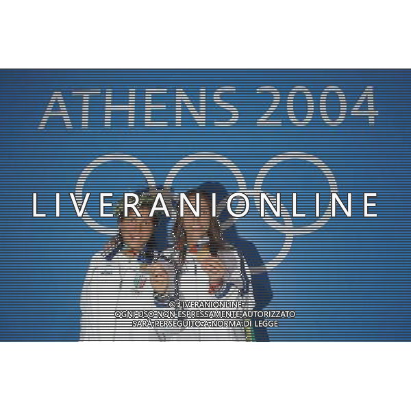 OLIMPIADI DI ATENE 18/08/2004 FINALE FIORETTO FEMMINILE GIOVANNA TRILLINI - VALENTINA VEZZALI NELLA FOTO VALENTINA VEZZALI CON GIOVANNA TRILLINI FOTO MARCO LUZZANI/AG ALDO LIVERANI