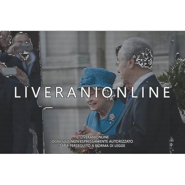 Her Majesty The Queen leaves the Royal Commonwealth Society in central London. She was met by Peter Kellner, Chairman of the Society ©photohsot/AGENZIA ALDO LIVERANI SAS - ITALY ONLY - REALI INGLESI: La regina Elisabetta II d\'inghilterra al Royal Commonwealth Society nel centro di Londra.