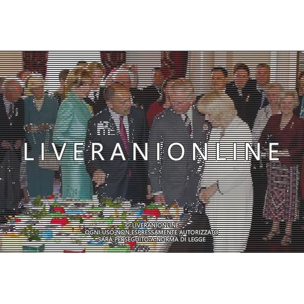 (121114) -- MELBOURNE, Nov. 14, 2012 () -- Britain\'s Prince Charles (front C) and his wife Camilla (front R), the Duchess of Cornwall, and the Governor-General of New Zealand Jerry Mateparae (front L) celebrate the Prince\'s 64th birthday at Government House, Wellington, capital of New Zealand, on Nov. 14, 2012. The royal couple were officially welcomed to New Zealand Wednesday with a gift to mark the Diamond Jublilee of Queen Elizabeth II and a birthday party for Prince Charles. (/DominionPost/Maarten Holl) (syq) ©photoshot/AGENZIA ALDO LIVERANI SAS - ITALY ONLY - REALI INGLESI: Il principe Carlo d\'inghilterra con la moglie Camilla in visita in Australia