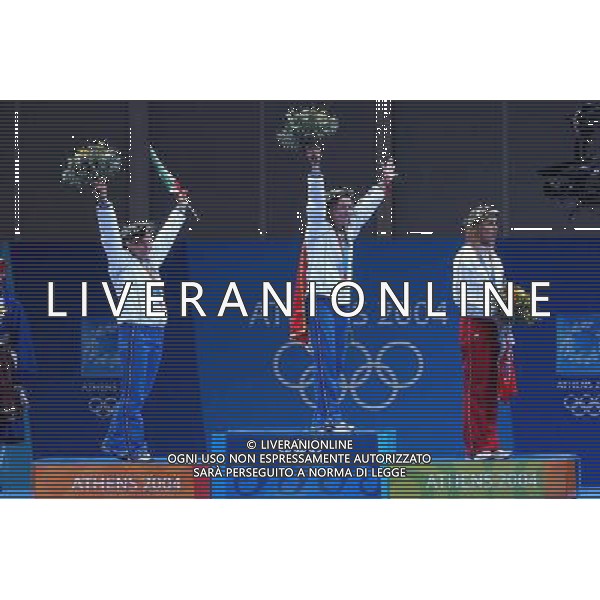 OLIMPIADI DI ATENE 18/08/2004 FINALE FIORETTO FEMMINILE GIOVANNA TRILLINI - VALENTINA VEZZALI NELLA FOTO IL PODIO FOTO MARCO LUZZANI/AG ALDO LIVERANI