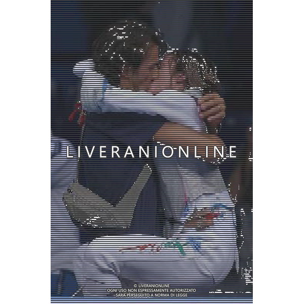 OLIMPIADI DI ATENE 18/08/2004 FINALE FIORETTO FEMMINILE GIOVANNA TRILLINI - VALENTINA VEZZALI NELLA FOTO VALENTINA VEZZALI BACIA IL MARITO MIMMO GIULIANO DOPO LA VITTORIA FOTO MARCO LUZZANI/AG ALDO LIVERANI