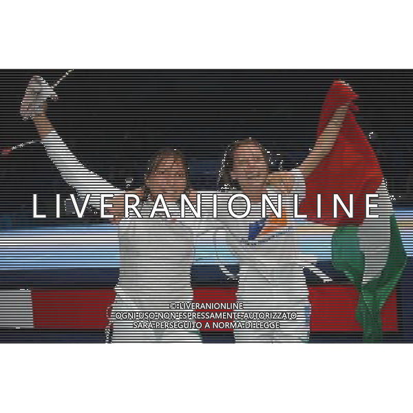 OLIMPIADI DI ATENE 18/08/2004 FINALE FIORETTO FEMMINILE GIOVANNA TRILLINI - VALENTINA VEZZALI NELLA FOTO GIOVANNA TRILLINI E VALENTINA VEZZALI ESULTANTI DOPO LA VITTORIA FOTO MARCO LUZZANI/AG ALDO LIVERANI