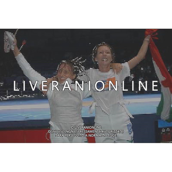 OLIMPIADI DI ATENE 18/08/2004 FINALE FIORETTO FEMMINILE GIOVANNA TRILLINI - VALENTINA VEZZALI NELLA FOTO GIOVANNA TRILLINI E VALENTINA VEZZALI ESULTANTI DOPO LA VITTORIA FOTO MARCO LUZZANI/AG ALDO LIVERANI