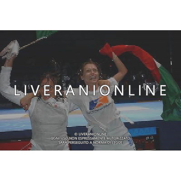OLIMPIADI DI ATENE 18/08/2004 FINALE FIORETTO FEMMINILE GIOVANNA TRILLINI - VALENTINA VEZZALI NELLA FOTO GIOVANNA TRILLINI E VALENTINA VEZZALI ESULTANTI DOPO LA VITTORIA FOTO MARCO LUZZANI/AG ALDO LIVERANI