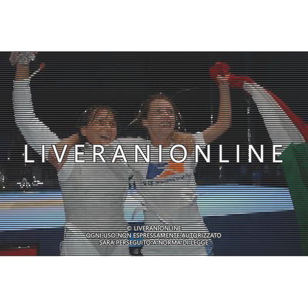 OLIMPIADI DI ATENE 18/08/2004 FINALE FIORETTO FEMMINILE GIOVANNA TRILLINI - VALENTINA VEZZALI NELLA FOTO GIOVANNA TRILLINI E VALENTINA VEZZALI ESULTANTI DOPO LA VITTORIA FOTO MARCO LUZZANI/AG ALDO LIVERANI