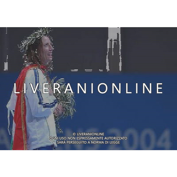 OLIMPIADI DI ATENE 18/08/2004 FINALE FIORETTO FEMMINILE GIOVANNA TRILLINI - VALENTINA VEZZALI NELLA FOTO VALENTINA VEZZALI SUL PODIO FOTO MARCO LUZZANI/AG ALDO LIVERANI