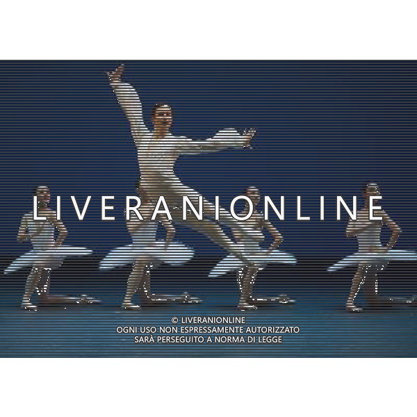 (121118) -- BEIJING, Nov. 18, 2012 () -- Dancers perform during the ballet \'Etudes \' Marguerite and Armand\' at the National Centre for the Peforming Arts in Beijing, capital of China, Nov. 17, 2012. The representative work \'etudes\' of Denmak School takes a special position in the history of ballet of the world. Well known for its grace in dancing, quality in art and high-demand in skills, \'etudes\' is considered a classical textbook of ballet appreciation. (/Luo Xiaoguang) (zc) ©photoshot/AGENZIA ALDO LIVERANI SAS - ITALY ONLY - Ballerine e Ballerini di danza classica durante il balletto \'Etudes \' Marguerite and Armand\' presso il Centro Nazionale per le Arti Peforming di Pechino , capitale della Cina, 17 novembre 2012.