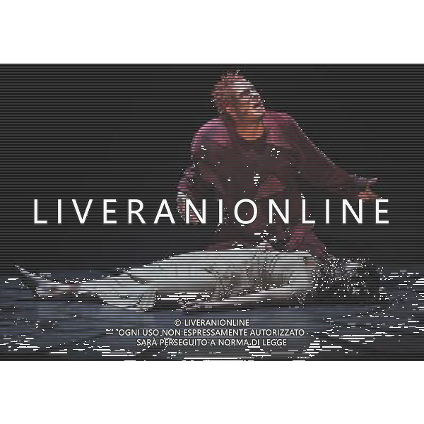 (121119) -- QINDAO, Nov. 19, 2012 () -- Actors perform during the musical Notre-Dame de Paris at Qingdao Grand Theatre in Qingdao, east China\'s Shandong Province, Nov. 18, 2012. (/Li Ziheng) (lfj) ©photoshot/AGENZIA ALDO LIVERANI SAS - ITALY ONLY - Attori mettono in scena il musical Notre Dame de Paris al Gran Teatro a Qingdao, est Cina provincia di Shandong, 18 novembre 2012.