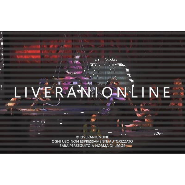 (121119) -- QINDAO, Nov. 19, 2012 () -- Actors perform during the musical Notre-Dame de Paris at Qingdao Grand Theatre in Qingdao, east China\'s Shandong Province, Nov. 18, 2012. (/Li Ziheng) (lfj) ©photoshot/AGENZIA ALDO LIVERANI SAS - ITALY ONLY - Attori mettono in scena il musical Notre Dame de Paris al Gran Teatro a Qingdao, est Cina provincia di Shandong, 18 novembre 2012.