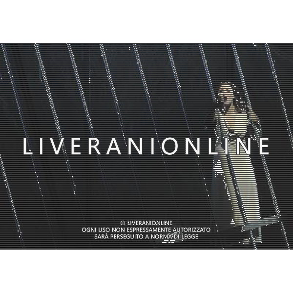 (121119) -- QINDAO, Nov. 19, 2012 () -- An actress performs during the musical Notre-Dame de Paris at Qingdao Grand Theatre in Qingdao, east China\'s Shandong Province, Nov. 18, 2012. (/Li Ziheng) (lfj) ©photoshot/AGENZIA ALDO LIVERANI SAS - ITALY ONLY - Attori mettono in scena il musical Notre Dame de Paris al Gran Teatro a Qingdao, est Cina provincia di Shandong, 18 novembre 2012.