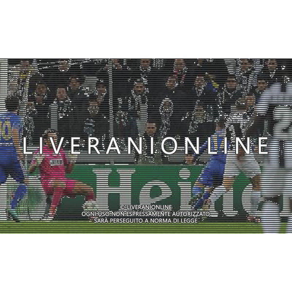 UEFA Champions League 2012/2013 Gruppo E Torino - 20.11.2012 Juventus-Chelsea Nella Foto:parata buffon su hazard /Ph.Vitez-Ag. Aldo Liverani