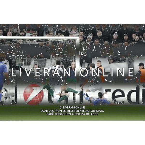 UEFA Champions League - 5¡ giornata fase a gironi Gruppo E Torino 20-11-2012 Juventus - Chelsea nella foto: Lichtsteiner vicino al gol foto Roberto Garavaglia - ag. Aldo Liverani sas