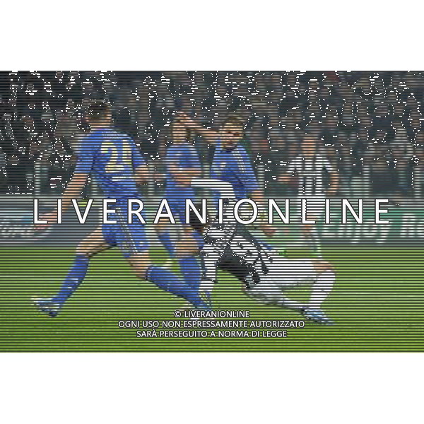 UEFA Champions League - 5¡ giornata fase a gironi Gruppo E Torino 20-11-2012 Juventus - Chelsea nella foto: Vucinic termina a terra in area dopo un contatto con Cahill l\'arbitro lascia giocare foto Roberto Garavaglia - ag. Aldo Liverani sas