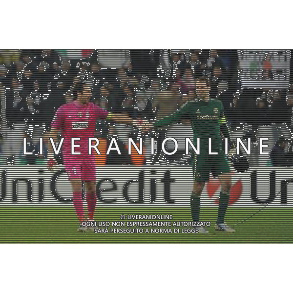 UEFA Champions League - 5¡ giornata fase a gironi Gruppo E Torino 20-11-2012 Juventus - Chelsea nella foto: saluto a fine gara tra Buffon e Cech foto Roberto Garavaglia - ag. Aldo Liverani sas