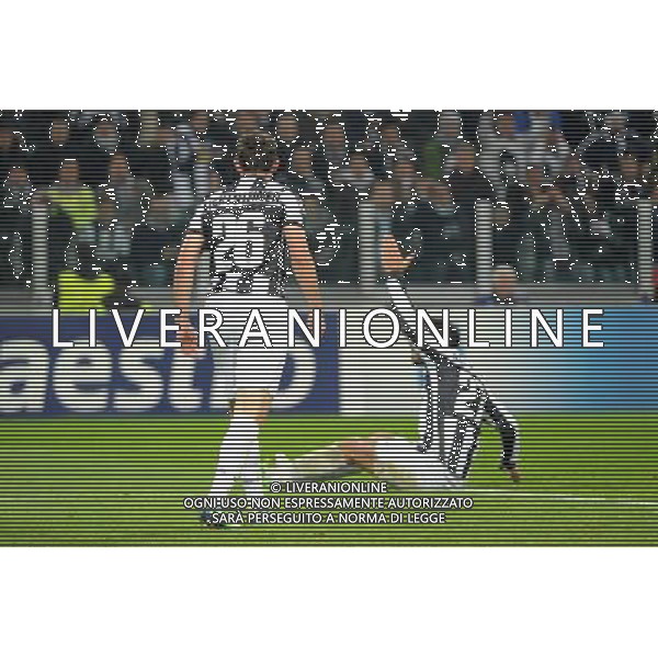 UEFA Champions League - 5¡ giornata fase a gironi Gruppo E Torino 20-11-2012 Juventus - Chelsea nella foto: un battibecco dopo un passaggio sbagliato tra Stephan Lichtsteiner (Juventus) a SX e Fabio Quagliarella (Juventus) foto Roberto Garavaglia - ag. Aldo Liverani sas