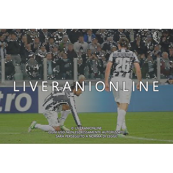 UEFA Champions League - 5¡ giornata fase a gironi Gruppo E Torino 20-11-2012 Juventus - Chelsea nella foto: un battibecco dopo un passaggio sbagliato tra Stephan Lichtsteiner (Juventus) a DX e Fabio Quagliarella (Juventus) foto Roberto Garavaglia - ag. Aldo Liverani sas