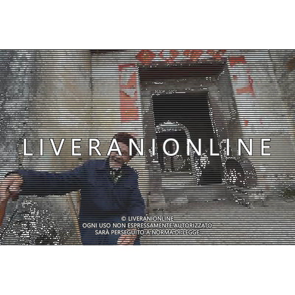 (121122) -- GANZHOU, Nov. 22, 2012 () -- A 93-year-old man talks a story about walled villages in Yangcun Town of Longnan County in Ganzhou City, east China\'s Jiangxi Province, Nov. 21, 2012. The Gannan (southern Jiangxi Province) Hakka walled villages, a special architectural type, was included into China\'s World Cultural Heritage Tentative List on Nov. 17, 2012. The whole structure of the building resembles a small fortified city, containing halls, storehouses and living areas. It is regarded as the \'cradle of Hakka\'. According to official statistics, there are over 600 such buildings in Gannan at present. (/Song Zhenping) (mp) ©photoshot/AGENZIA ALDO LIVERANI SAS - ITALY ONLY - Il vecchio villaggio di Xinwei di Longnan County a Ganzhou City, a est della Cina provincia di Jiangxi, con un particolare tipo di architettura, e\' stato inserito nella lista del Patrimonio Culturale della Cina provvisorio il 17 novembre 2012