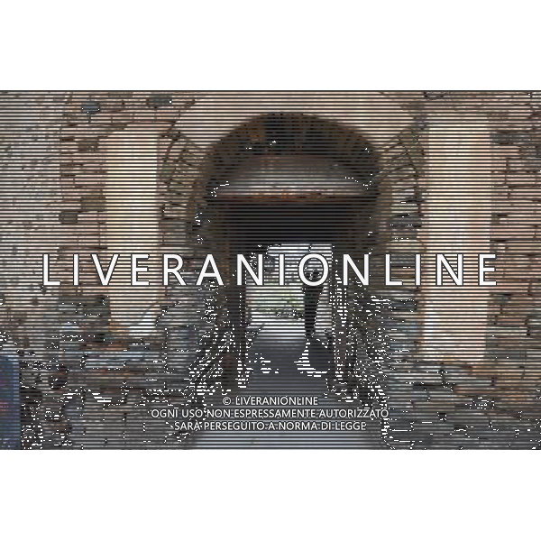 (121122) -- GANZHOU, Nov. 22, 2012 () -- Photo taken on Nov. 21, 2012 shows the brick-made gate of of a walled village in Yangcun Town of Longnan County in Ganzhou City, east China\'s Jiangxi Province. The Gannan (southern Jiangxi Province) Hakka walled villages, a special architectural type, was included into China\'s World Cultural Heritage Tentative List on Nov. 17, 2012. The whole structure of the building resembles a small fortified city, containing halls, storehouses and living areas. It is regarded as the \'cradle of Hakka\'. According to official statistics, there are over 600 such buildings in Gannan at present. (/Song Zhenping) (mp) ©photoshot/AGENZIA ALDO LIVERANI SAS - ITALY ONLY - Il vecchio villaggio di Xinwei di Longnan County a Ganzhou City, a est della Cina provincia di Jiangxi, con un particolare tipo di architettura, e\' stato inserito nella lista del Patrimonio Culturale della Cina provvisorio il 17 novembre 2012