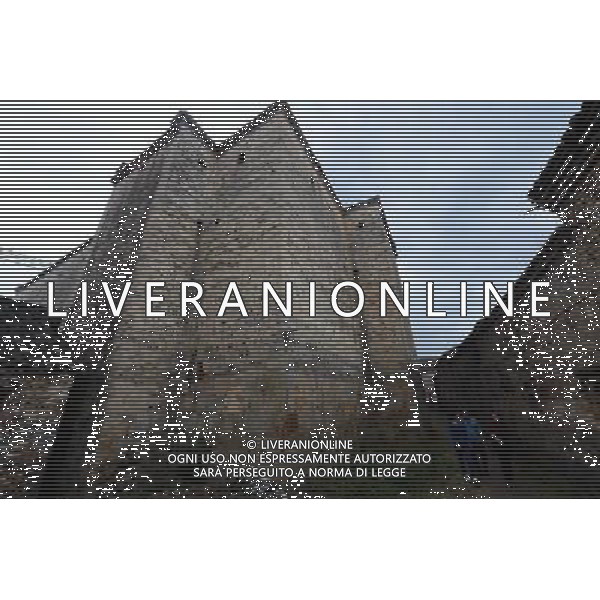 (121122) -- GANZHOU, Nov. 22, 2012 () -- Photo taken on Nov. 21, 2012 shows the outer walls of a walled village in Yangcun Village of Longnan County in Ganzhou City, east China\'s Jiangxi Province. This four-floor clay building has a history of over 320 years with a maximum capacity of 136 families. The Gannan (southern Jiangxi Province) Hakka walled villages, a special architectural type, was included into China\'s World Cultural Heritage Tentative List on Nov. 17, 2012. The whole structure of the building resembles a small fortified city, containing halls, storehouses and living areas. It is regarded as the \'cradle of Hakka\'. According to official statistics, there are over 600 such buildings in Gannan at present. (/Song Zhenping) (mp) ©photoshot/AGENZIA ALDO LIVERANI SAS - ITALY ONLY - Il vecchio villaggio di Xinwei di Longnan County a Ganzhou City, a est della Cina provincia di Jiangxi, con un particolare tipo di architettura, e\' stato inserito nella lista del Patrimonio Culturale della Cina provvisorio il 17 novembre 2012