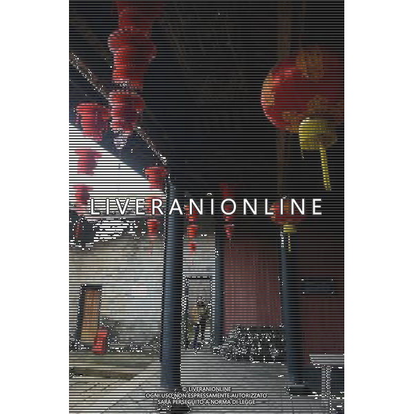 (121122) -- GANZHOU, Nov. 22, 2012 () -- A visitor travels around the ancestral hall of a walled village in Xinwei Village of Longnan County in Ganzhou City, east China\'s Jiangxi Province, Nov. 20, 2012. The Gannan (southern Jiangxi Province) Hakka walled villages, a special architectural type, was included into China\'s World Cultural Heritage Tentative List on Nov. 17, 2012. The whole structure of the building resembles a small fortified city, containing halls, storehouses and living areas. It is regarded as the \'cradle of Hakka\'. According to official statistics, there are over 600 such buildings in Gannan at present. (/Song Zhenping) (mp) ©photoshot/AGENZIA ALDO LIVERANI SAS - ITALY ONLY - Il vecchio villaggio di Xinwei di Longnan County a Ganzhou City, a est della Cina provincia di Jiangxi, con un particolare tipo di architettura, e\' stato inserito nella lista del Patrimonio Culturale della Cina provvisorio il 17 novembre 2012