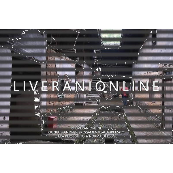 (121122) -- GANZHOU, Nov. 22, 2012 () -- Photo taken on Nov. 22, 2012 shows the interior view of a walled village in Chebu Village of Dingnan County in Ganzhou City, east China\'s Jiangxi Province. The Gannan (southern Jiangxi Province) Hakka walled villages, a special architectural type, was included into China\'s World Cultural Heritage Tentative List on Nov. 17, 2012. The whole structure of the building resembles a small fortified city, containing halls, storehouses and living areas. It is regarded as the \'cradle of Hakka\'. According to official statistics, there are over 600 such buildings in Gannan at present. (/Song Zhenping) (mp) ©photoshot/AGENZIA ALDO LIVERANI SAS - ITALY ONLY - Il vecchio villaggio di Xinwei di Longnan County a Ganzhou City, a est della Cina provincia di Jiangxi, con un particolare tipo di architettura, e\' stato inserito nella lista del Patrimonio Culturale della Cina provvisorio il 17 novembre 2012